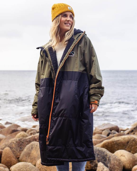 Clothing Passenger 22N8607 Roaming Recycled Sherpa Lined Changing Robe Black/Khaki Unisex Khaki